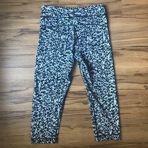UA Women’s Printed Cropped Compression Legging Sm